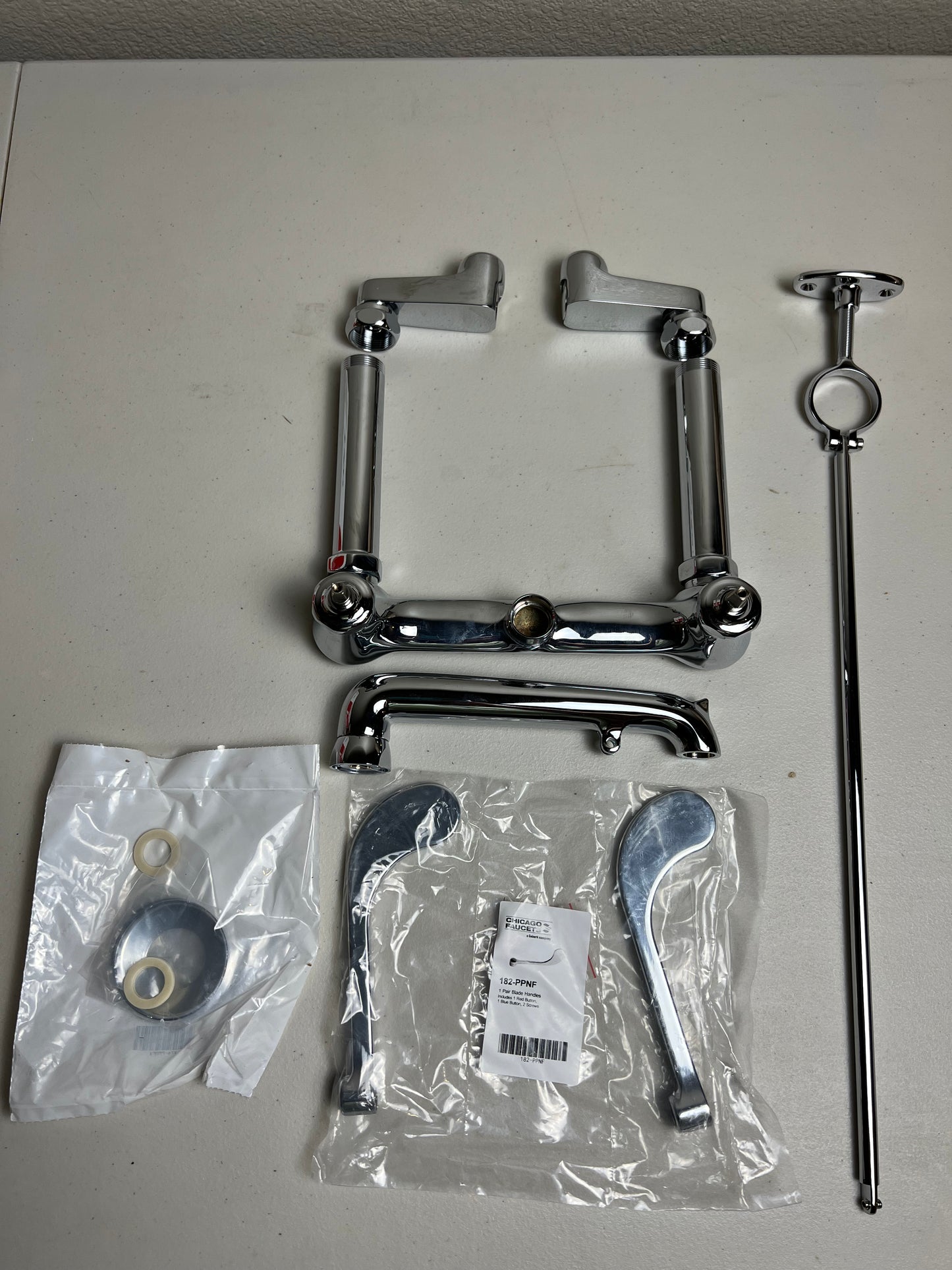 815 Series Wall-mounted manual faucet with adjustable centers